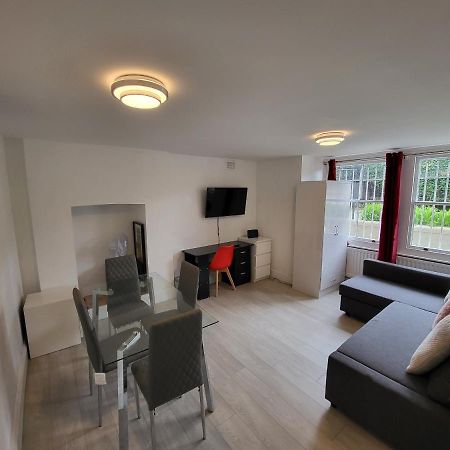 Cosy Apartment By Clapham South Underground! Лондон Екстериор снимка